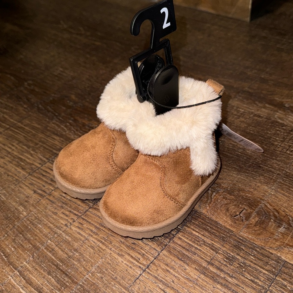 Wonder Nation baby winter boots. Size 2, 3-6M